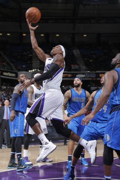 Rajon Rondo dei Sacramento Kings va a segnare, gli avversari dei Dallas Mavericks stanno a guardare... (Getty Images)